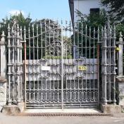 cancello con colonne in ferro
