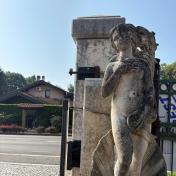 VENERE CON BASE IN PIETRA